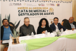 Reconoce gobierno de Puebla a mezcaleros poblanos