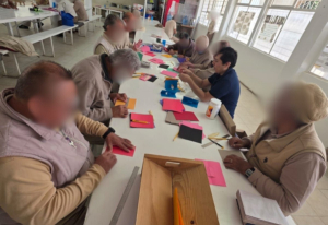 Fortalecen el bienestar de adultos mayores con Taller de Encuadernado en el Centro Penitenciario