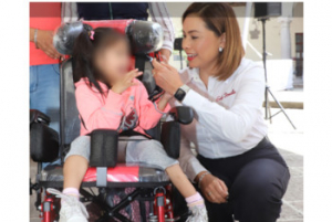 Entrega Gaby Bonilla 133 sillas para personas con parálisis cerebral